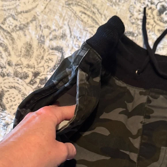 Forever 21 Men's Black and Gray Camo Twill Jogger - Picture 6 of 8